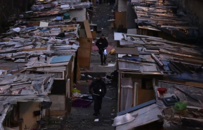 Des gendarmes lors de l'évacuation d'un campement de Roms le 3 février 2016 dans le nord de Paris Des gendarmes lors de l'évacuation d'un campement de Roms le 3 février 2016 dans le nord de Paris