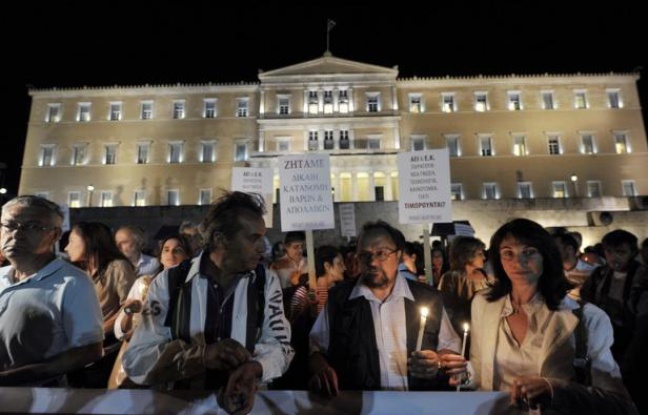 Maires et employés municipaux, instituteurs et médecins: plus de 2,000 Grecs ont manifesté mercredi à Athènes pour protester contre les nouvelles économies prévues dans leurs secteurs par un plan négocié avec l'UE et le FMI. Maires et employés municipaux, instituteurs et médecins: plus de 2,000 Grecs ont manifesté mercredi à Athènes pour protester contre les nouvelles économies prévues dans leurs secteurs par un plan négocié avec l'UE et le FMI.