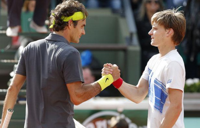 Roger Federer et David Goffin, le 3 juin 2012, sur le court Suzanne-Lenglen, à Roland-Garros. Roger Federer et David Goffin, le 3 juin 2012, sur le court Suzanne-Lenglen, à Roland-Garros.