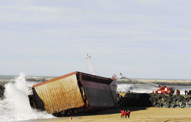 Un morceau de l'épave du cargo Luno échoué à Anglet, le 6 février 2014. Un morceau de l'épave du cargo Luno échoué à Anglet, le 6 février 2014.