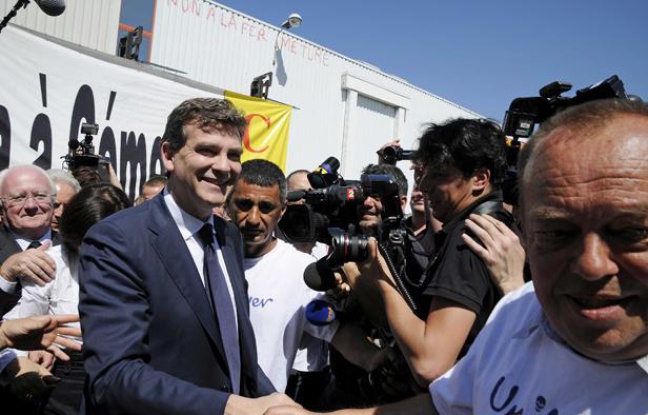 Arnaud Montebourg, le ministre du Redressement productif, là Gémenos le 25 mai 2012, avec les salariés de Fralib, filiale du groupe anglo-néerlandais Unilever qui entend fermer le site faute de rentabilité.
Arnaud Montebourg, le ministre du Redressement productif, là Gémenos le 25 mai 2012, avec les salariés de Fralib, filiale du groupe anglo-néerlandais Unilever qui entend fermer le site faute de rentabilité.