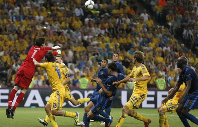 Hugo Lloris effectue une sortie aérienne face à l'Ukraine, le 15 juin 2012 à Donetsk Hugo Lloris effectue une sortie aérienne face à l'Ukraine, le 15 juin 2012 à Donetsk