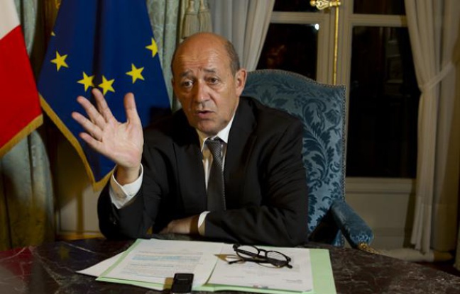 Jean-Yves Le Drian, ministre de la défense dans son bureau parisien le 1er octobre 2012. Jean-Yves Le Drian, ministre de la défense dans son bureau parisien le 1er octobre 2012.