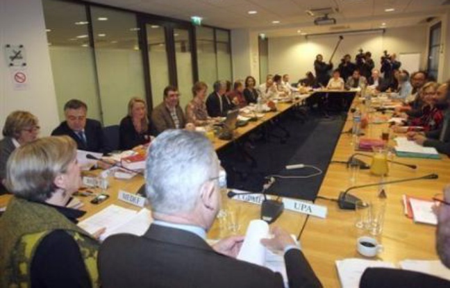 Toute la semaine, la discussion va se tenir dans les instances syndicales sur le projet d'accord issu de la négociation-marathon menée jusqu'à vendredi soir. Toute la semaine, la discussion va se tenir dans les instances syndicales sur le projet d'accord issu de la négociation-marathon menée jusqu'à vendredi soir.