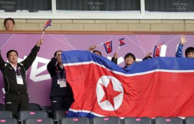 Le coup d'envoi du match du tournoi de football dames des jeux Olympiques entre la Colombie et la Corée du Nord à Glasgow mercredi a été donné avec plus d'une heure de retard en raison d'un problème autour du drapeau nord-coréen, a constaté l'AFP. Le coup d'envoi du match du tournoi de football dames des jeux Olympiques entre la Colombie et la Corée du Nord à Glasgow mercredi a été donné avec plus d'une heure de retard en raison d'un problème autour du drapeau nord-coréen, a constaté l'AFP.