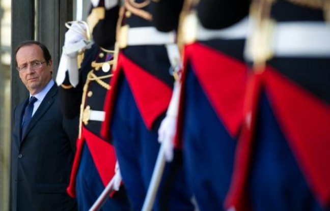 François Hollande préside jeudi aux Invalides une cérémonie d'hommage aux quatre soldats tués samedi dernier en Afghanistan, en présence de l'ancien président Nicolas Sarkozy dont c'est la première sortie officielle depuis la passation de pouvoirs, le 15 mai dernier. François Hollande préside jeudi aux Invalides une cérémonie d'hommage aux quatre soldats tués samedi dernier en Afghanistan, en présence de l'ancien président Nicolas Sarkozy dont c'est la première sortie officielle depuis la passation de pouvoirs, le 15 mai dernier.