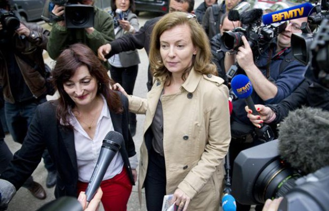 Valerie Trierweiler sort du qg de Francois Hollande, entourée d'une nuée de journalistes le 8 mai 2012. Valerie Trierweiler sort du qg de Francois Hollande, entourée d'une nuée de journalistes le 8 mai 2012.