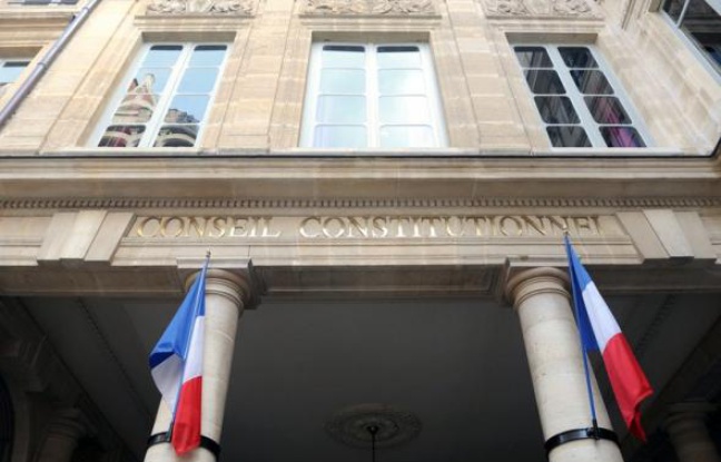 Le Conseil constitutionnel a censuré jeudi une loi de ratification d'un accord franco-roumain de février 2007 organisant le retour dans leur pays d'origine de mineurs roumains isolés, jugeant qu'elle présentait des garanties insuffisantes en termes de voies de recours. Le Conseil constitutionnel a censuré jeudi une loi de ratification d'un accord franco-roumain de février 2007 organisant le retour dans leur pays d'origine de mineurs roumains isolés, jugeant qu'elle présentait des garanties insuffisantes en termes de voies de recours.