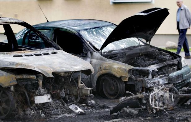Des voitures incendiées à Berlin le 17 août 2011. Des voitures incendiées à Berlin le 17 août 2011.