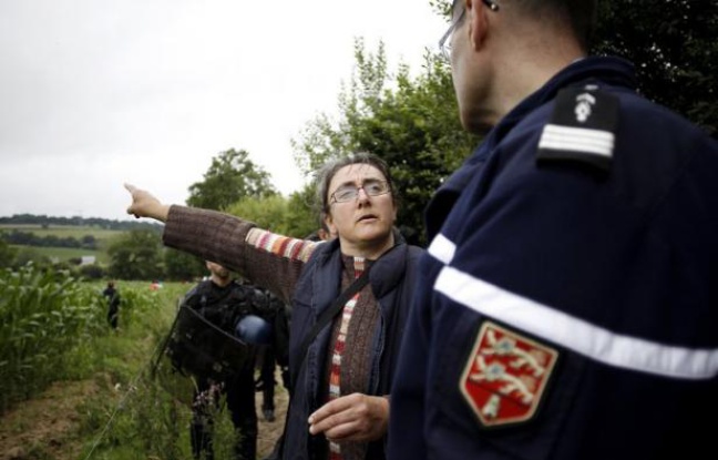 Une agricultrice a porté plainte mercredi pour violence volontaire contre un ouvrier du chantier de la ligne à très haute tension (THT) Cotentin Maine qui l'a, selon elle, blessée avec une grue, a-t-on appris jeudi auprès de l'intéressée et du parquet. Une agricultrice a porté plainte mercredi pour violence volontaire contre un ouvrier du chantier de la ligne à très haute tension (THT) Cotentin Maine qui l'a, selon elle, blessée avec une grue, a-t-on appris jeudi auprès de l'intéressée et du parquet.