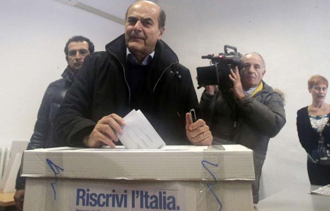 Le nouveau chef de file de la gauche italienne pour les législatives du printemps 2013, Pierluigi Bersani, lors de son vote pour le deuxième tour de la primaire du Parti démocrate, dimanche 2 décembre à Piacenza. Le nouveau chef de file de la gauche italienne pour les législatives du printemps 2013, Pierluigi Bersani, lors de son vote pour le deuxième tour de la primaire du Parti démocrate, dimanche 2 décembre à Piacenza.
