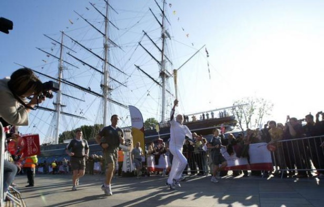 Londres était à la fête samedi, avec le début du périple de 7 jours de la flamme olympique dans les 33 arrondissements de la capitale, sous le soleil et avec un festival de musique gratuit le long de la Tamise, après des semaines de pluie et de récriminations. Londres était à la fête samedi, avec le début du périple de 7 jours de la flamme olympique dans les 33 arrondissements de la capitale, sous le soleil et avec un festival de musique gratuit le long de la Tamise, après des semaines de pluie et de récriminations.