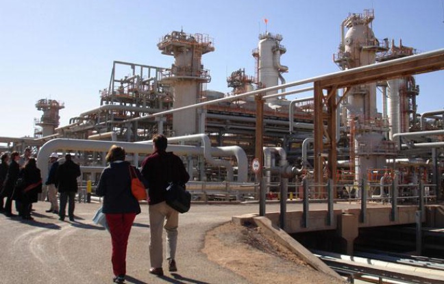 Une photo datant du 14 décembre 2008 montrant une délégation parcourant le site gazier de Krechba, dans le sud algérien. Une photo datant du 14 décembre 2008 montrant une délégation parcourant le site gazier de Krechba, dans le sud algérien.