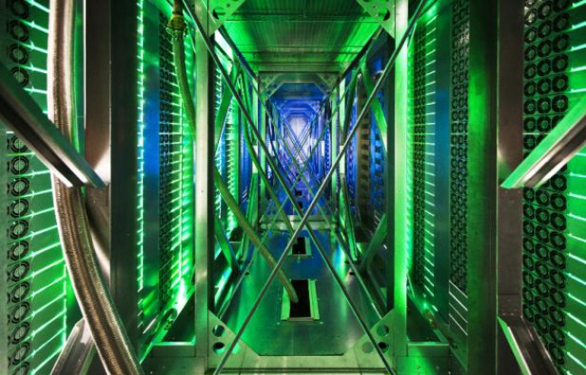 Le système de refroidissement des serveurs à l'intérieur d'un data center de Google. Le système de refroidissement des serveurs à l'intérieur d'un data center de Google.