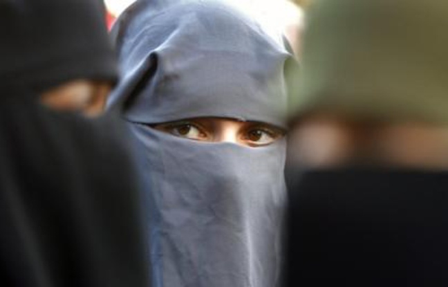 Une femme en burqa lors d'une manifestation à La Haye (Pays-Bas), le 30 novembre 2006 Une femme en burqa lors d'une manifestation à La Haye (Pays-Bas), le 30 novembre 2006