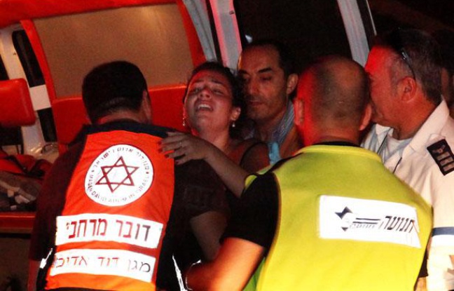 Une femme est évacuée par les secours à Beesheva, en Israël, après des tirs de roquettes en provenance de Gaza, le 20 août 2011. Une femme est évacuée par les secours à Beesheva, en Israël, après des tirs de roquettes en provenance de Gaza, le 20 août 2011.
