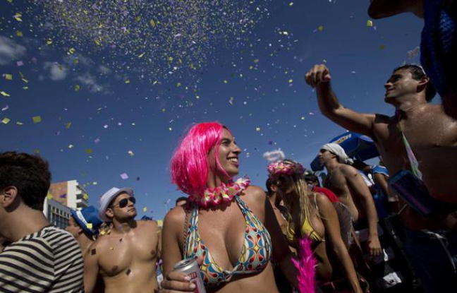 Des partipants à une fête de pré-carnaval, le 2 février 2013, à Rio de Janeiro (Brésil). Des partipants à une fête de pré-carnaval, le 2 février 2013, à Rio de Janeiro (Brésil).