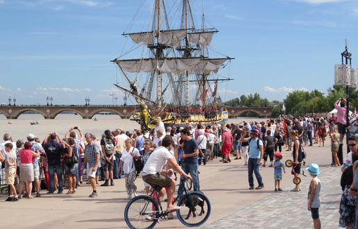 L'HERMIONE QUITTE BORDEAUX POUR REJOINDRE ROCHEFORT 515x330_hermione-quitte-juste-quais-sous-yeux-foule