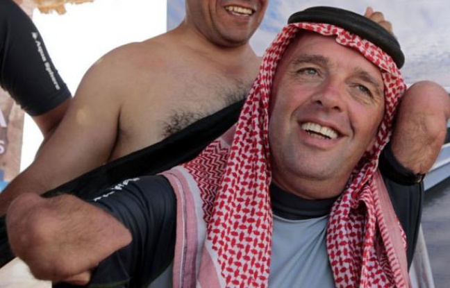 Philippe Croizon, le nageur français quadruple amputé, a traversé jeudi la mer Rouge malgré la canicule, entre la station balnéaire égyptienne de Taba et le port jordanien d'Aqaba, a constaté un journaliste de l'AFP. Philippe Croizon, le nageur français quadruple amputé, a traversé jeudi la mer Rouge malgré la canicule, entre la station balnéaire égyptienne de Taba et le port jordanien d'Aqaba, a constaté un journaliste de l'AFP.