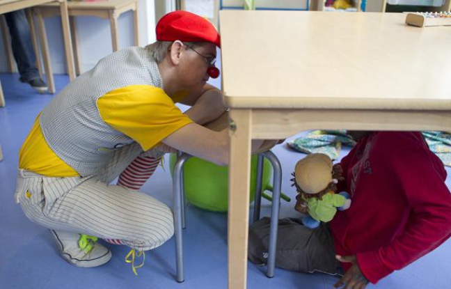 Le clown Ficelle intervient auprès des enfants autistes à l'Institut médico-éducatif Notre École (IME) à Paris dans le 15e, le 23 avril 2013. Le clown Ficelle intervient auprès des enfants autistes à l'Institut médico-éducatif Notre École (IME) à Paris dans le 15e, le 23 avril 2013.