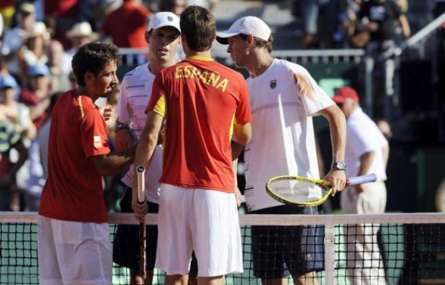 Les Etats-Unis, grâce à leur succès en double, ont réduit l'écart pour ne plus être menés que 2 à 1 par l'Espagne en demi-finale de Coupe Davis, tandis que la République Tchèque a pris l'avantage sur le même score contre l'Argentine, samedi Les Etats-Unis, grâce à leur succès en double, ont réduit l'écart pour ne plus être menés que 2 à 1 par l'Espagne en demi-finale de Coupe Davis, tandis que la République Tchèque a pris l'avantage sur le même score contre l'Argentine, samedi