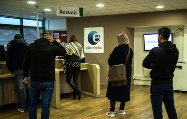 Une employée de Pôle emploi discute avec une chômeuse à Lille le 16 décembre 2015 Une employée de Pôle emploi discute avec une chômeuse à Lille le 16 décembre 2015