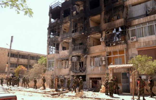 Dans un appartement de l'ouest d'Alep, le général syrien regarde sur son Ipad une carte Google Earth où apparaît chaque pâté de maisons du quartier de Seif al-Dawla. Dans un appartement de l'ouest d'Alep, le général syrien regarde sur son Ipad une carte Google Earth où apparaît chaque pâté de maisons du quartier de Seif al-Dawla.