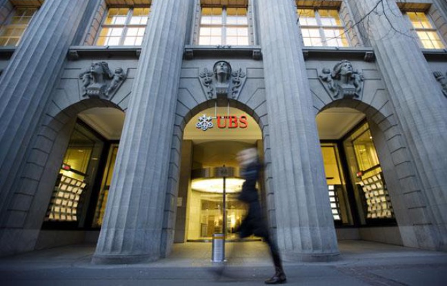 Une personne passe devant une banque UBS, à Zurich le 9 février 2010. Une personne passe devant une banque UBS, à Zurich le 9 février 2010.