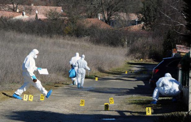 Des experts de la brigade scientifique font des relevés à l'endroit où ont été retrouvés les effets personnels de Patricia Bouchon, une joggeuse disparue, le 15 février 2011 à l'entrée de la commune de Bouloc. Des experts de la brigade scientifique font des relevés à l'endroit où ont été retrouvés les effets personnels de Patricia Bouchon, une joggeuse disparue, le 15 février 2011 à l'entrée de la commune de Bouloc.