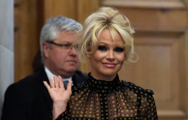 L'actrice américaine Pamela Anderson quitte l'Assemblée nationale, le 19 janvier 2016 L'actrice américaine Pamela Anderson quitte l'Assemblée nationale, le 19 janvier 2016