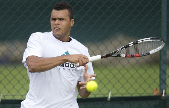 Jo-Wilfried Tsonga lors d'un entraînement à Wimbledon, le 24 juin 2012. Jo-Wilfried Tsonga lors d'un entraînement à Wimbledon, le 24 juin 2012.