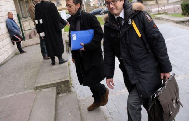 Le docteur Bonnemaison, soupçonné de neuf cas d'euthanasie sur des patients âgés, est désormais mis en examen pour "empoisonnement" de sept patients après que les juges de Bayonne chargés du dossier eurent prononcé mardi trois nouvelles mises en examen. Le docteur Bonnemaison, soupçonné de neuf cas d'euthanasie sur des patients âgés, est désormais mis en examen pour "empoisonnement" de sept patients après que les juges de Bayonne chargés du dossier eurent prononcé mardi trois nouvelles mises en examen.