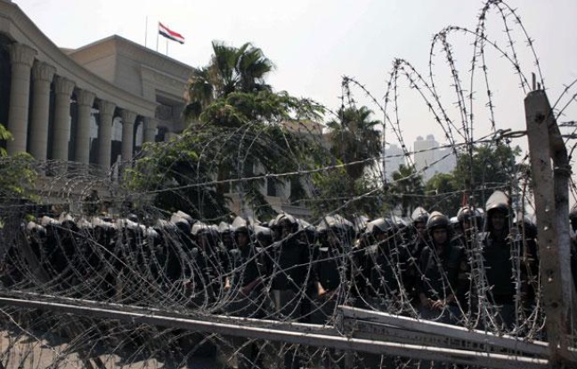 Des soldats égyptiens devant la Cour suprême du pays, le 14 juin 2012 Des soldats égyptiens devant la Cour suprême du pays, le 14 juin 2012