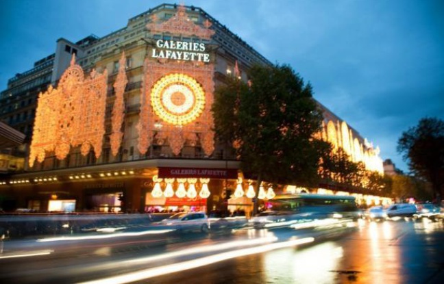 Le groupe Galeries Lafayette, qui va céder les 50% de Monoprix qu'il détenait pour 1,175 milliard d'euros, veut accroître ses parts de marchés dans le prêt-à-porter, la parfumerie, les montres, la bijouterie et l'e-commerce, selon son PDG, Philippe Houzé. Le groupe Galeries Lafayette, qui va céder les 50% de Monoprix qu'il détenait pour 1,175 milliard d'euros, veut accroître ses parts de marchés dans le prêt-à-porter, la parfumerie, les montres, la bijouterie et l'e-commerce, selon son PDG, Philippe Houzé.