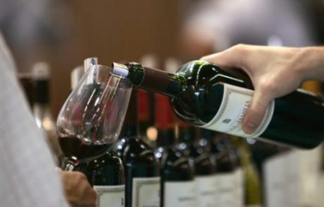 Avec ses champagnes, ses cognacs et ses bordeaux, la France va battre à nouveau en 2007, avec plus de 9 milliards d'euros, son record d'exportations de vins et spiritueux, un secteur qui permet de limiter le creusement de sa balance commerciale Avec ses champagnes, ses cognacs et ses bordeaux, la France va battre à nouveau en 2007, avec plus de 9 milliards d'euros, son record d'exportations de vins et spiritueux, un secteur qui permet de limiter le creusement de sa balance commerciale