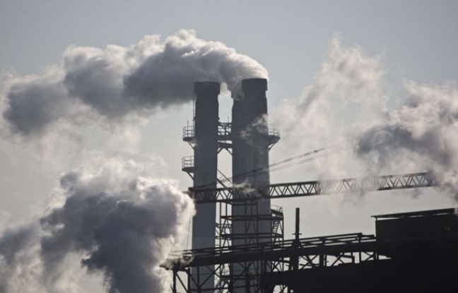 Fumée d'une cheminée d'usine, à Pékin, en Chine. Fumée d'une cheminée d'usine, à Pékin, en Chine.