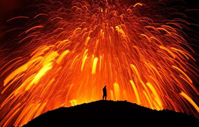 Un homme face à l'explosion d'un volcan, dans le glacier islandais Fimmvorduhals, près de Reykjavik, le 15 mai 2011 Un homme face à l'explosion d'un volcan, dans le glacier islandais Fimmvorduhals, près de Reykjavik, le 15 mai 2011