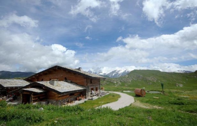 Dans les Alpes, un propriétaire de refuge aux allures de Géo Trouvetout a bâti à 2.000 mètres d'altitude un refuge autonome, fonctionnant aux seules énergies renouvelables, une exception parmi les 300 refuges de montagne français, en retard en termes de solutions écologiques. Dans les Alpes, un propriétaire de refuge aux allures de Géo Trouvetout a bâti à 2.000 mètres d'altitude un refuge autonome, fonctionnant aux seules énergies renouvelables, une exception parmi les 300 refuges de montagne français, en retard en termes de solutions écologiques.