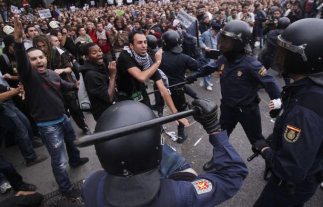 Des heurts ont opposé à Madrid les manifestants protestant contre les mesures d'austérité et les forces de l'ordre, le 25 septembre 2012. Des heurts ont opposé à Madrid les manifestants protestant contre les mesures d'austérité et les forces de l'ordre, le 25 septembre 2012.