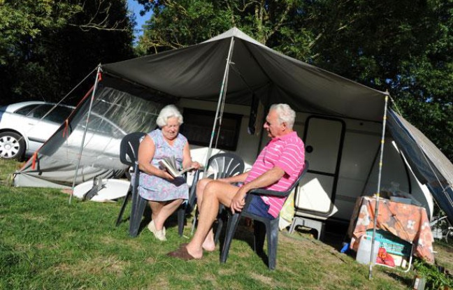 Un couple au camping du chêne, à Saint Julien de Concelles. Un couple au camping du chêne, à Saint Julien de Concelles.