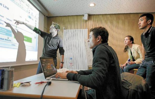 Six jeunes ont travaillé sur un service de navigation au sein d'un bâtiment. Six jeunes ont travaillé sur un service de navigation au sein d'un bâtiment.