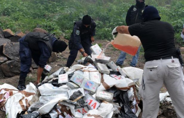 L'Organisation des Nations Unies (ONU) lance lundi une campagne internationale de "sensibilisation à la criminalité organisée, une économie qui brasse 870 milliards de dollars par an" (695 milliards d'euros), campagne s'appuyant notamment sur deux vidéos. L'Organisation des Nations Unies (ONU) lance lundi une campagne internationale de "sensibilisation à la criminalité organisée, une économie qui brasse 870 milliards de dollars par an" (695 milliards d'euros), campagne s'appuyant notamment sur deux vidéos.