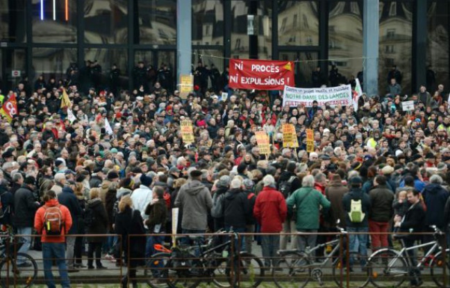Des opposants au projet d'aéroport de Notre-Dame-des-Landes manifestent à Nantes, le 13 janvier 2016 Des opposants au projet d'aéroport de Notre-Dame-des-Landes manifestent à Nantes, le 13 janvier 2016