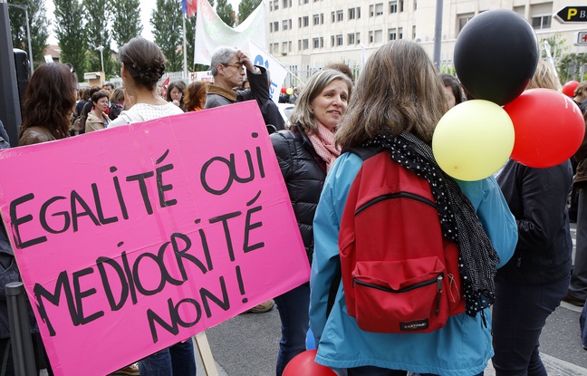 Manifestation nationale des enseignants contre la reforme du collège à
Lyon, (Rhône) Manifestation nationale des enseignants contre la reforme du collège à
Lyon, (Rhône)