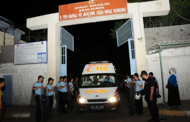 Au moins treize prisonniers sont morts samedi soir dans un incendie déclenché par des mutins dans un établissement pénitentiaire du sud-est de la Turquie qui héberge un millier de détenus, ont annoncé des responsables locaux. Au moins treize prisonniers sont morts samedi soir dans un incendie déclenché par des mutins dans un établissement pénitentiaire du sud-est de la Turquie qui héberge un millier de détenus, ont annoncé des responsables locaux.