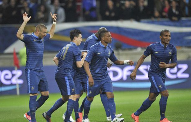 L'équipe de France fête le but de Karim Benzema en match amical contre l'Estonie, à la MM Arena du Mans, le 5 juin 2012. L'équipe de France fête le but de Karim Benzema en match amical contre l'Estonie, à la MM Arena du Mans, le 5 juin 2012.