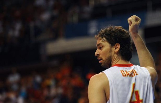 Le basketteur Pau Gasol sera le porte-drapeau de la délégation espagnole aux Jeux de Londres, en remplacement du tennisman Rafael Nadal, contraint au forfait pour les JO par une blessure à un genou, a annoncé vendredi le Comité olympique national. Le basketteur Pau Gasol sera le porte-drapeau de la délégation espagnole aux Jeux de Londres, en remplacement du tennisman Rafael Nadal, contraint au forfait pour les JO par une blessure à un genou, a annoncé vendredi le Comité olympique national.