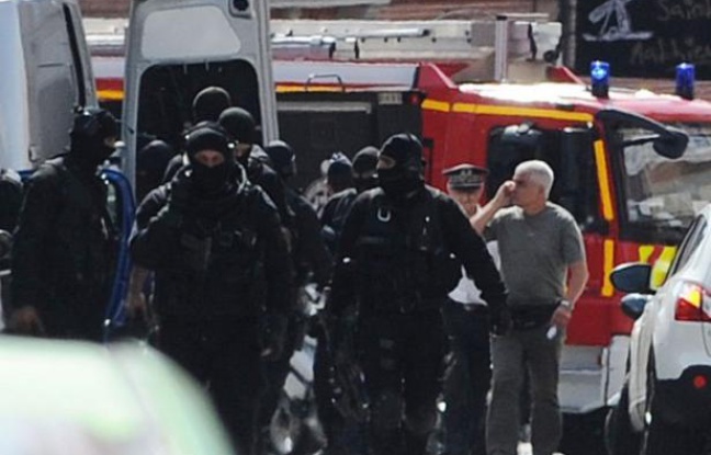 Les policiers d'élite ont donné l'assaut et libéré indemnes mercredi les deux derniers otages retenus dans une banque de Toulouse par un déséquilibré disant agir par conviction religieuse, tout près de là où Mohamed Merah avait été tué par le Raid trois mois plus tôt. Les policiers d'élite ont donné l'assaut et libéré indemnes mercredi les deux derniers otages retenus dans une banque de Toulouse par un déséquilibré disant agir par conviction religieuse, tout près de là où Mohamed Merah avait été tué par le Raid trois mois plus tôt.