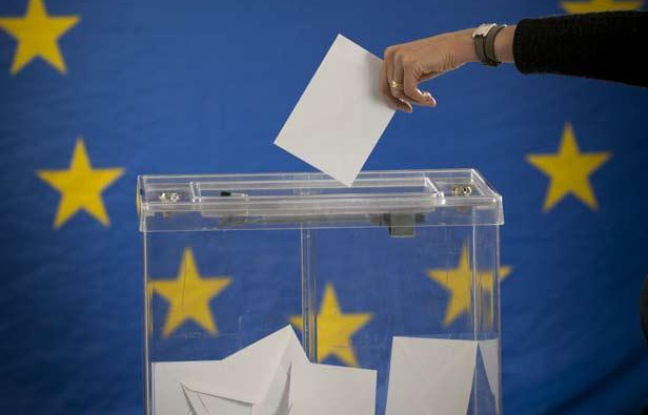 Illustration: Une électrice dépose un bulletin dans une urne devant le drapeau de l'Union européenne. Illustration: Une électrice dépose un bulletin dans une urne devant le drapeau de l'Union européenne.