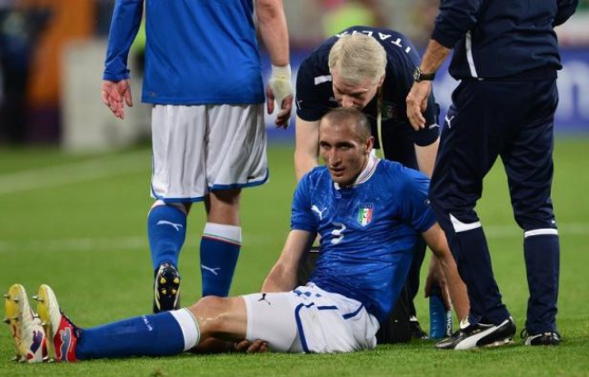 Le sélectionneur de l'Italie Cesare Prandelli risque d'être confronté à un casse-tête pour bâtir sa défense en demi-finale de l'Euro-2012, jeudi, à cause des possibles forfaits, mais l'optimisme règne, car "l'Allemagne a peur de nous", assure Andrea Pirlo. Le sélectionneur de l'Italie Cesare Prandelli risque d'être confronté à un casse-tête pour bâtir sa défense en demi-finale de l'Euro-2012, jeudi, à cause des possibles forfaits, mais l'optimisme règne, car "l'Allemagne a peur de nous", assure Andrea Pirlo.